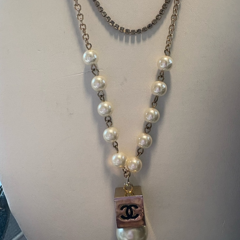 CC CHANEL inspired pearl/rhinestone layered drop necklaces - Picture 4 of 9